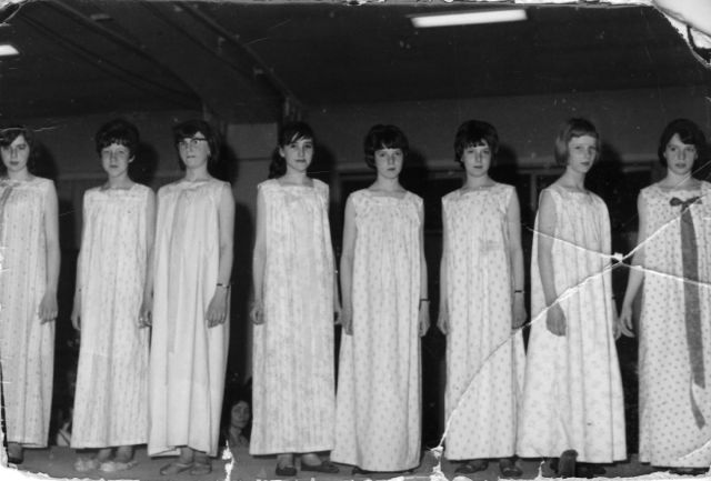 Een sobere ultra-sobere jurk ontwerpen en toch opvallen. U mag raden wie won.